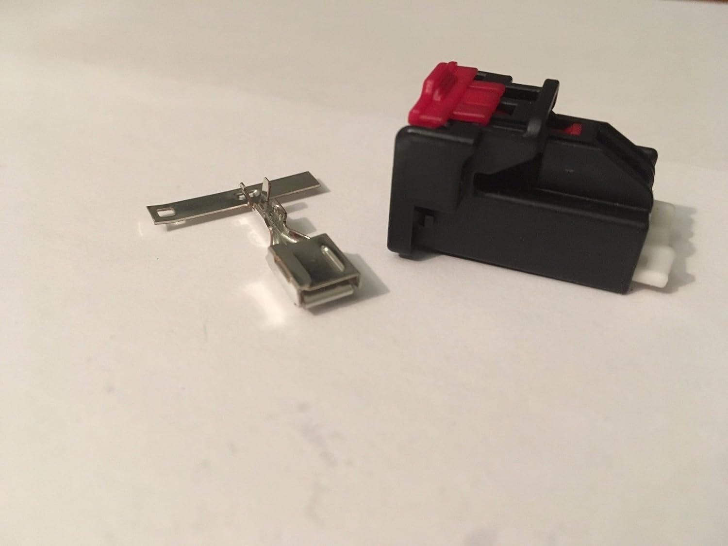 13582049-CONNECTOR-HOUSING-TERMINALS-SEALS-ONE-POLE